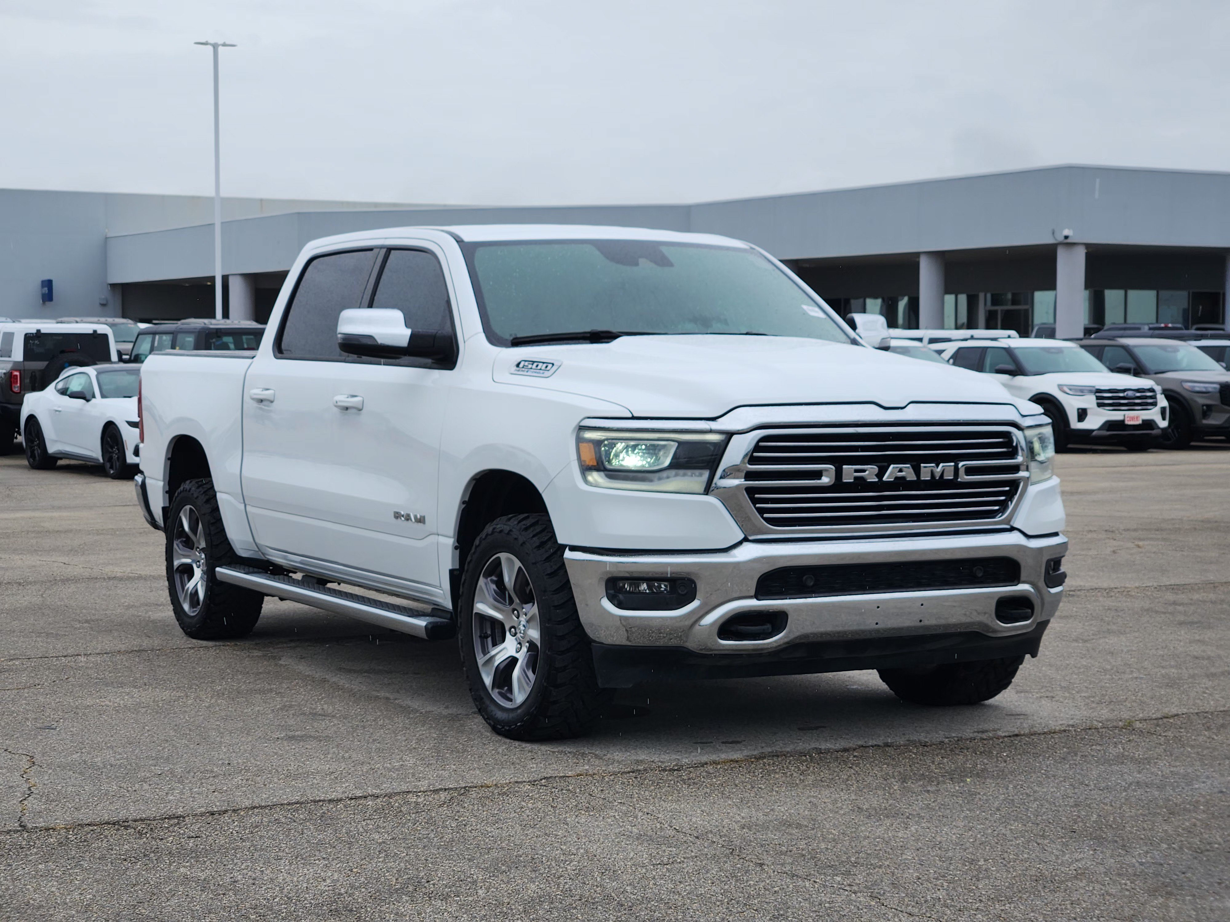 Used 2023 RAM 1500 Laramie AWD/4WD image 3