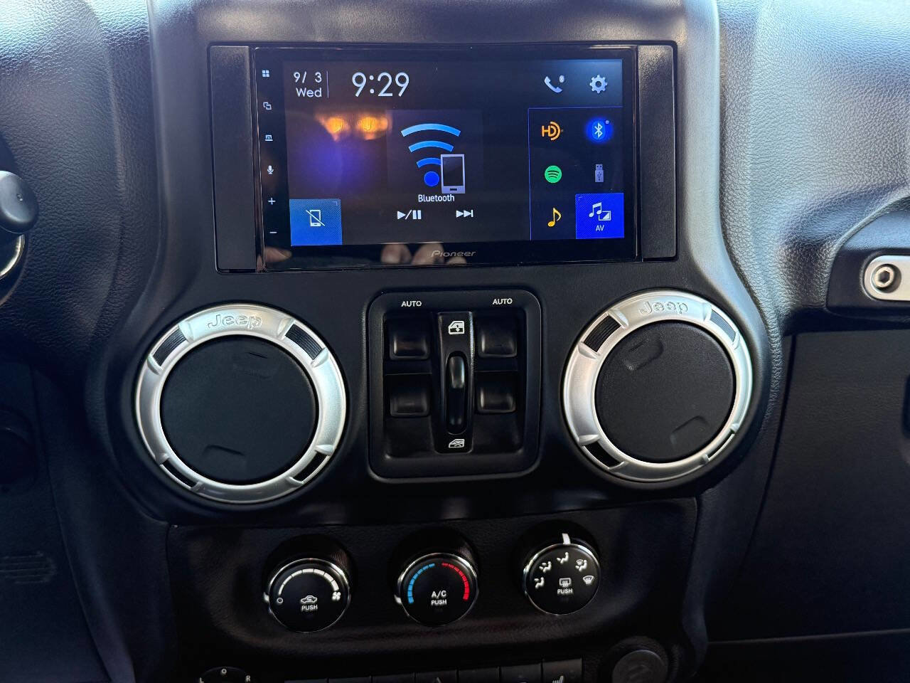 Used 2017 Jeep Wrangler Unlimited Rubicon w/ Cold Weather Group image 18