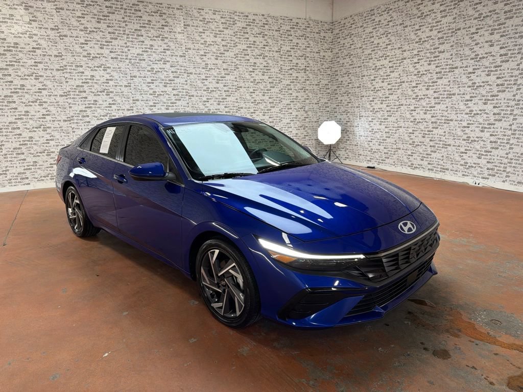Used 2025 Hyundai Elantra SEL FWD image 1