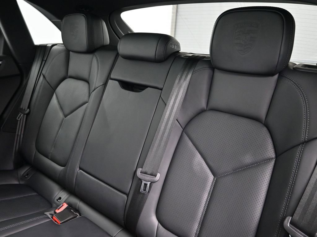 Certified 2026 Porsche Macan AWD/4WD image 6