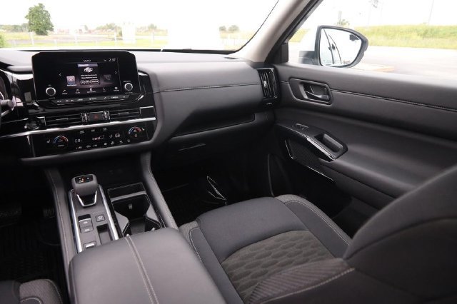 Certified 2025 Nissan Pathfinder SV w/ SV Premium Package FWD image 28