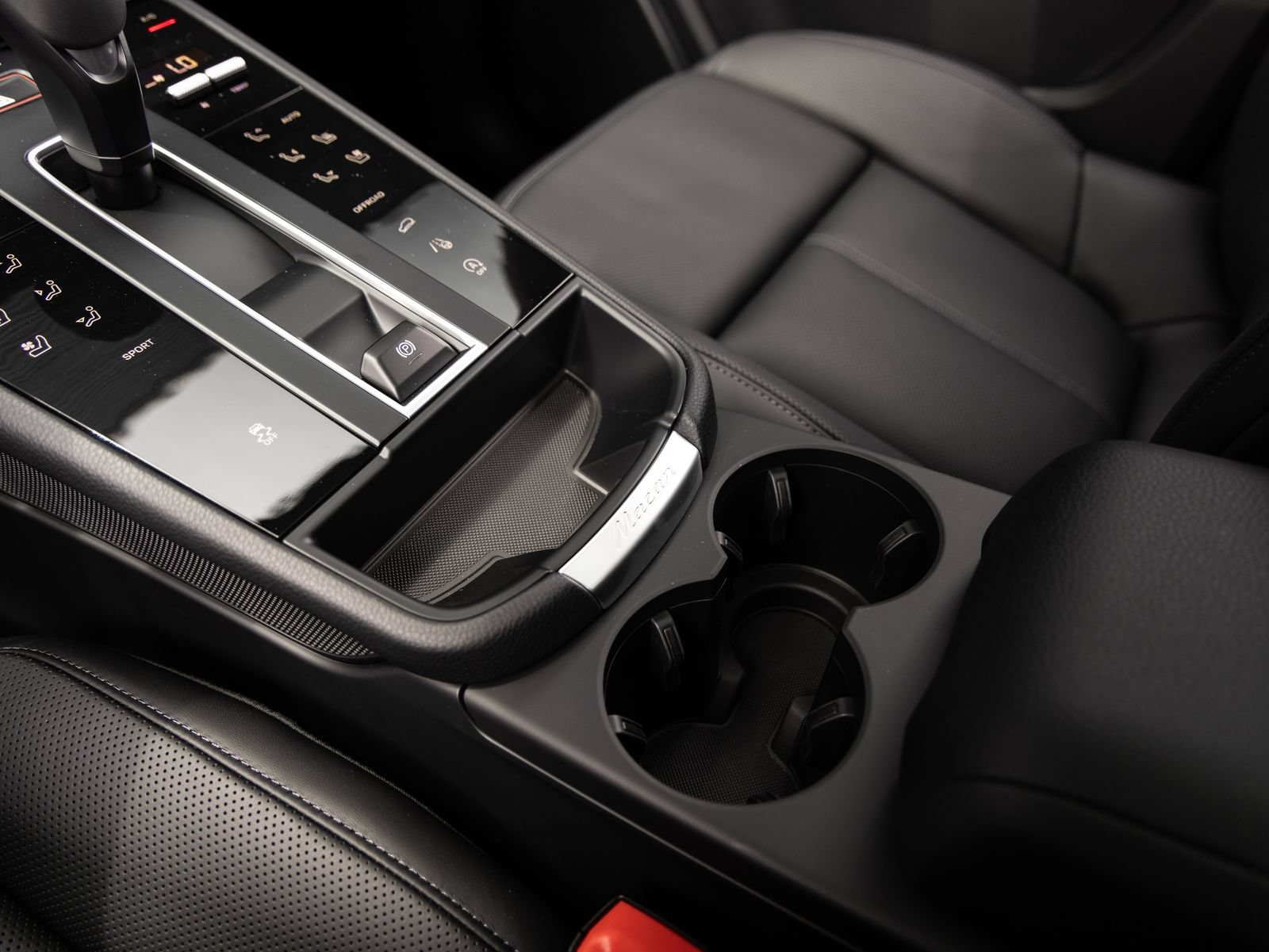 Certified 2026 Porsche Macan AWD/4WD image 18