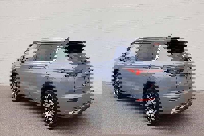New 2025 Mitsubishi Outlander SEL image 2