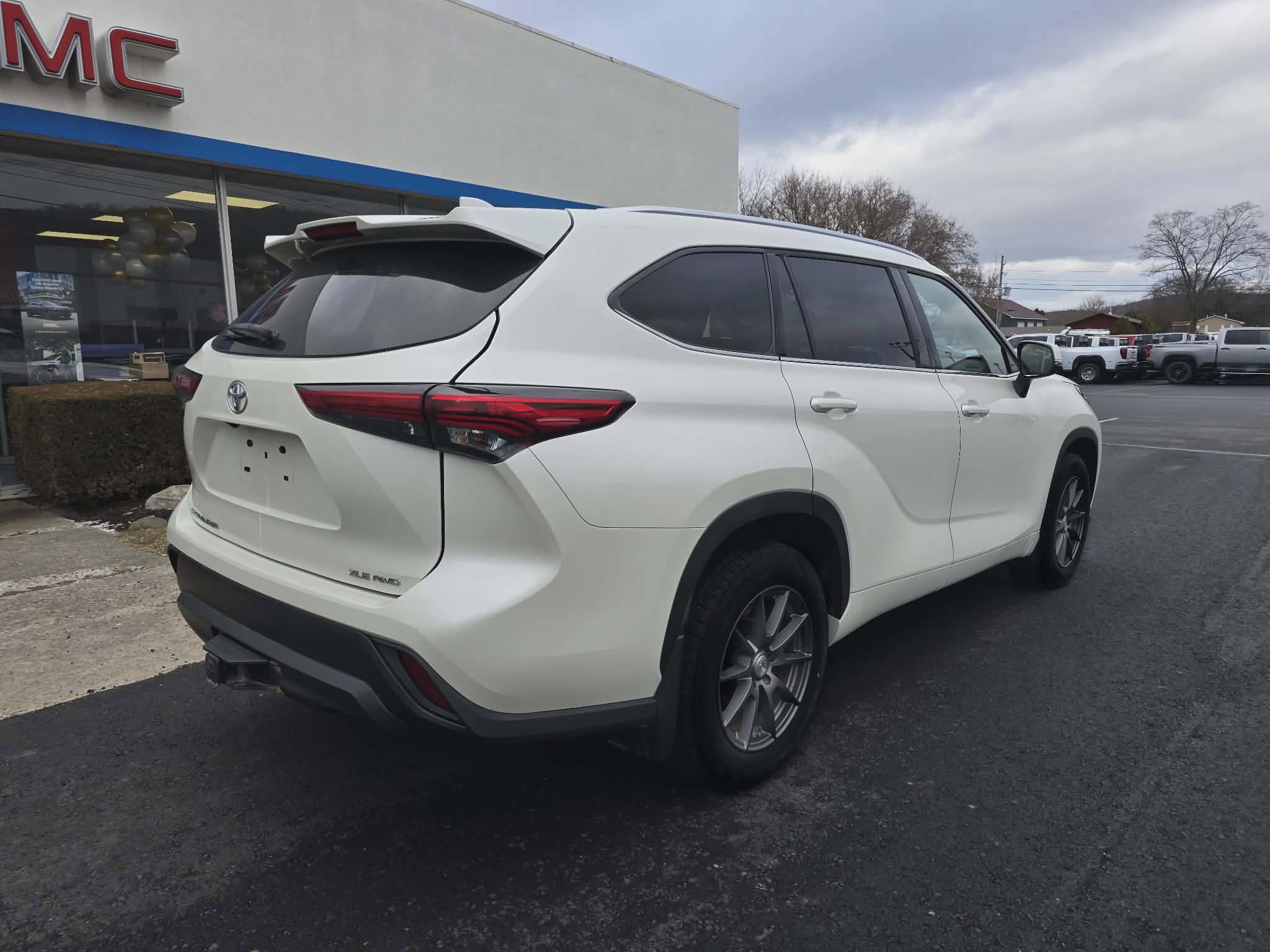 Used 2021 Toyota Highlander XLE video 3