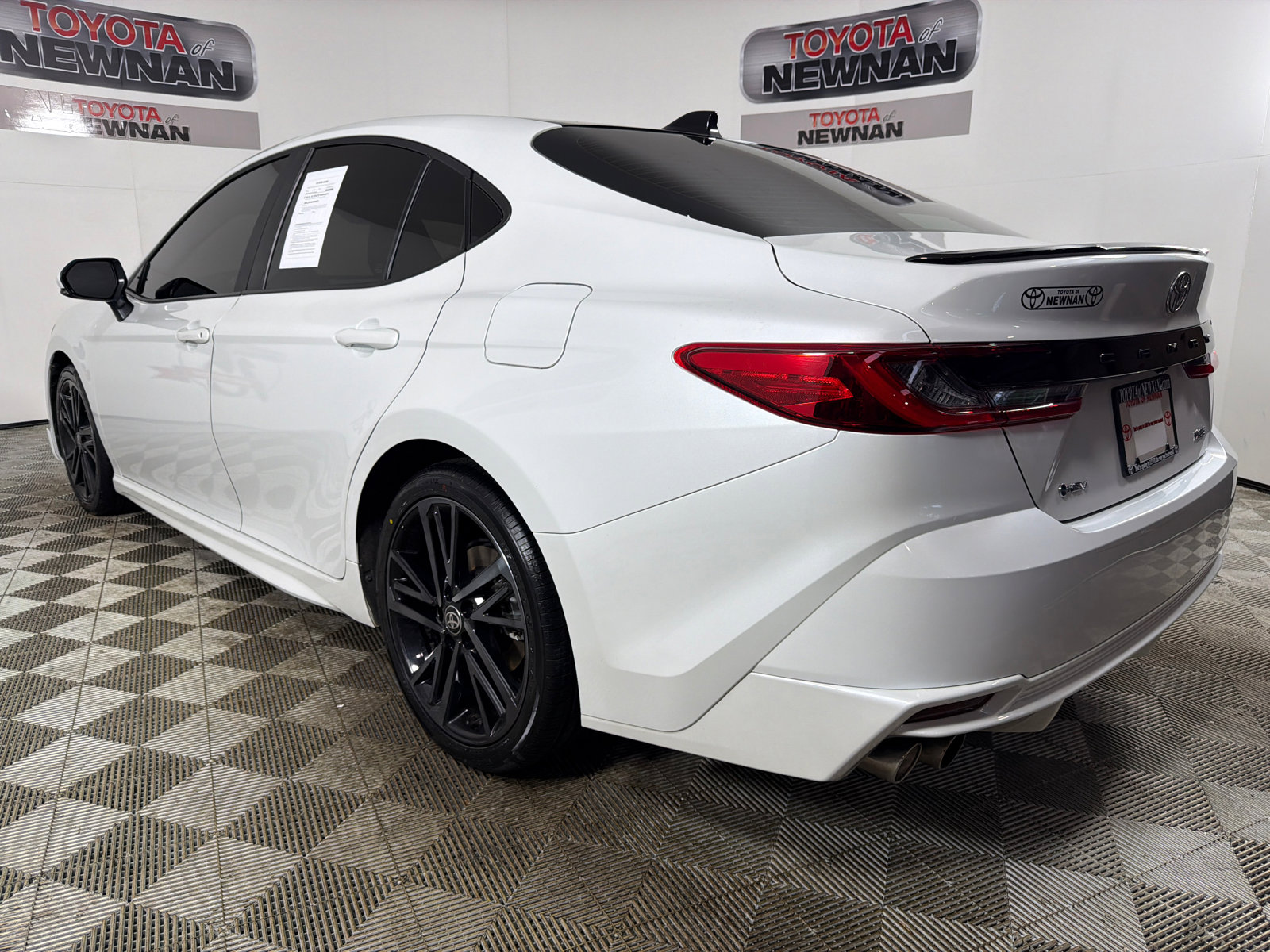 Used 2025 Toyota Camry XSE FWD image 6