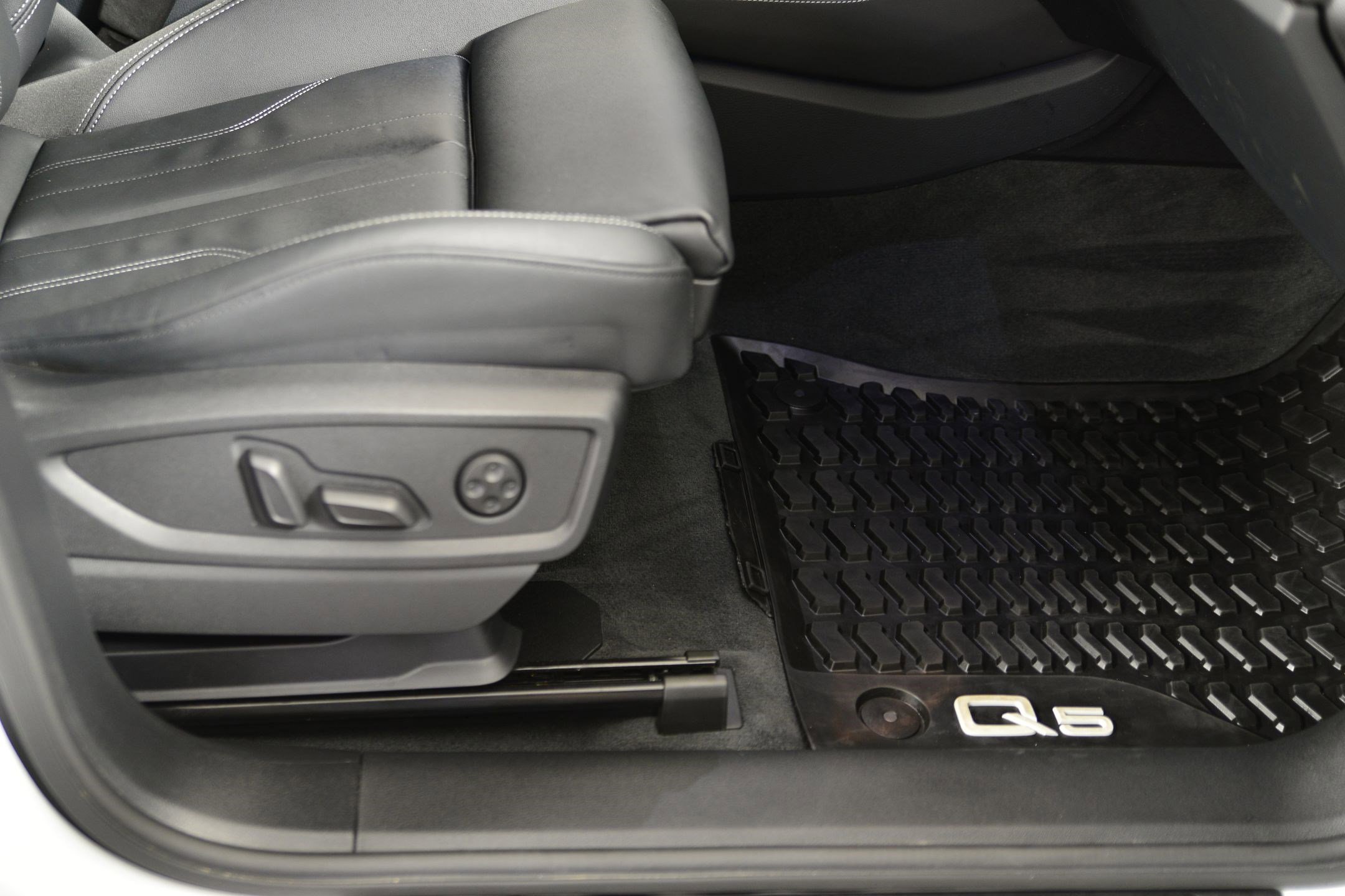 Certified 2025 Audi Q5 e Premium Plus w/ Premium Plus Package image 10