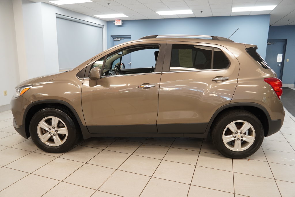 Used 2020 Chevrolet Trax LT w/ Driver Confidence Package FWD image 2