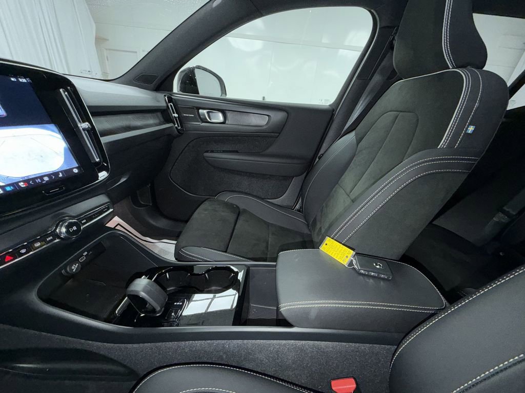 Used 2023 Volvo XC40 Recharge Ultimate image 5