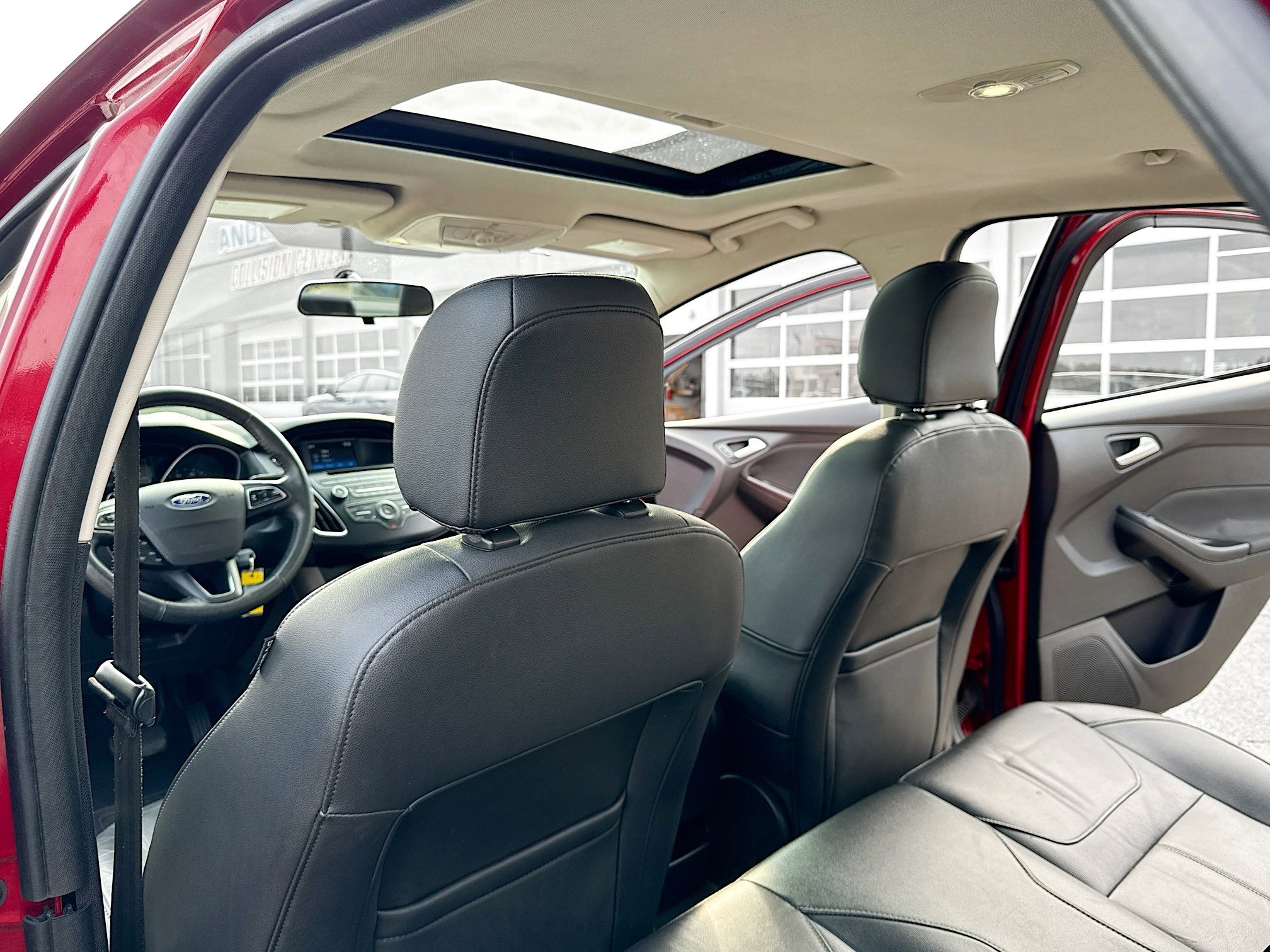 Used 2015 Ford Focus SE w/ Equipment Group 201A image 6