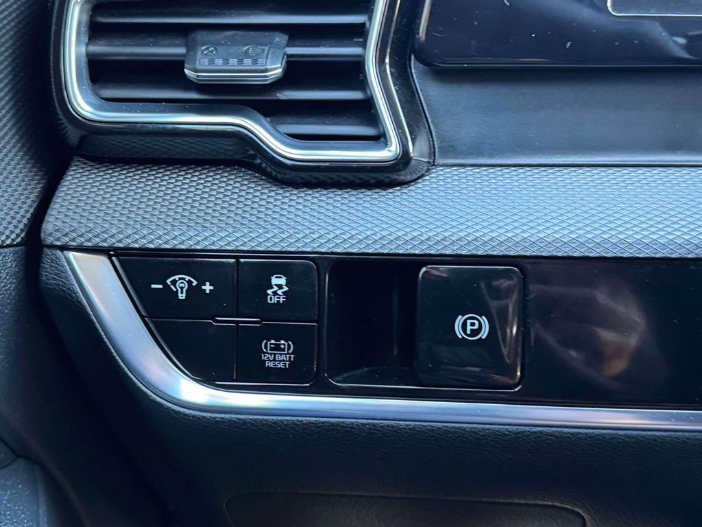 Used 2023 Kia Sportage LX image 18