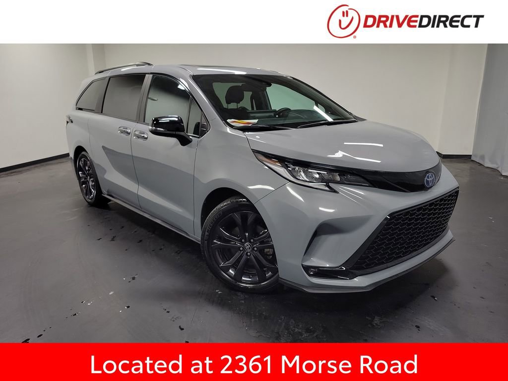 Used 2025 Toyota Sienna XSE image 1