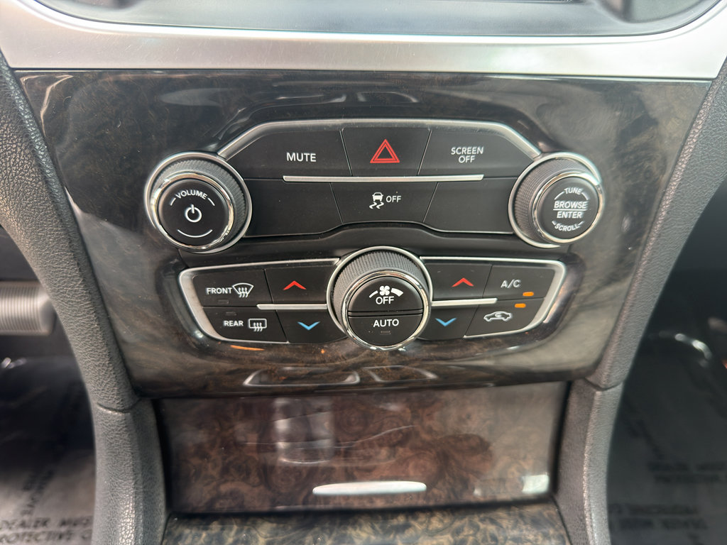 Used 2018 Chrysler 300 Limited RWD image 32
