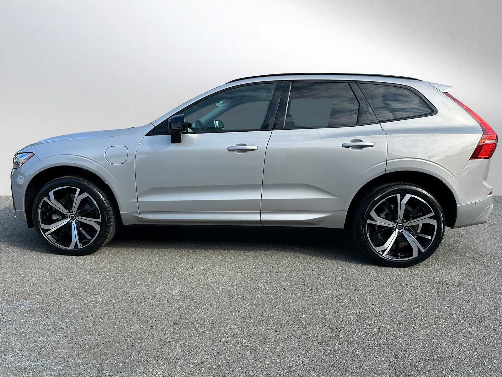 Certified 2023 Volvo XC60 T8 Ultimate w/ Climate Package image 4