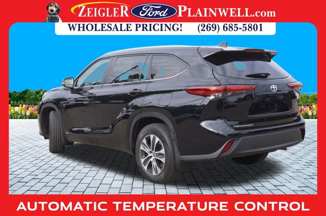 Used 2023 Toyota Highlander XLE image 3