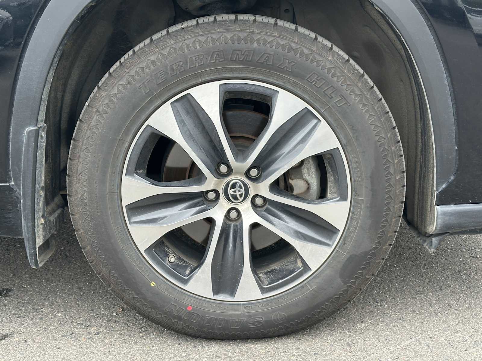 Used 2024 Toyota Highlander XLE image 9