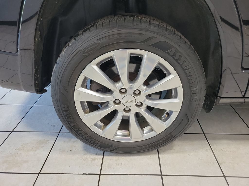 Certified 2018 Jeep Cherokee Overland w/ Technology Group AWD/4WD image 50