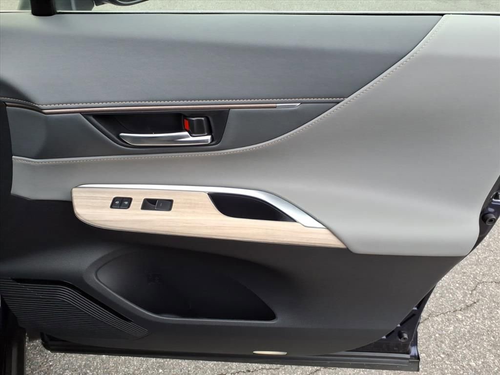 Used 2023 Toyota Venza Limited image 17