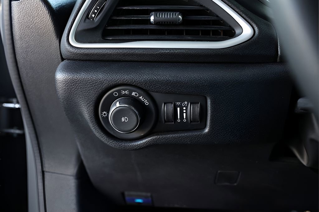 Used 2025 Chrysler Pacifica Select image 49