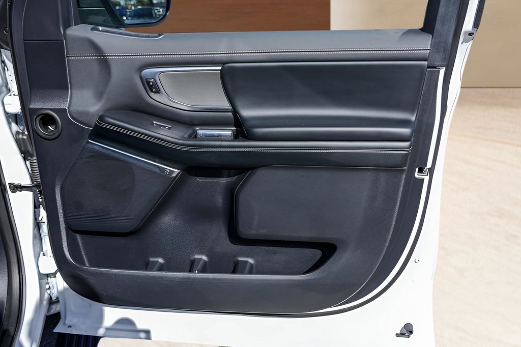 Used 2025 Ford Expedition Platinum image 31