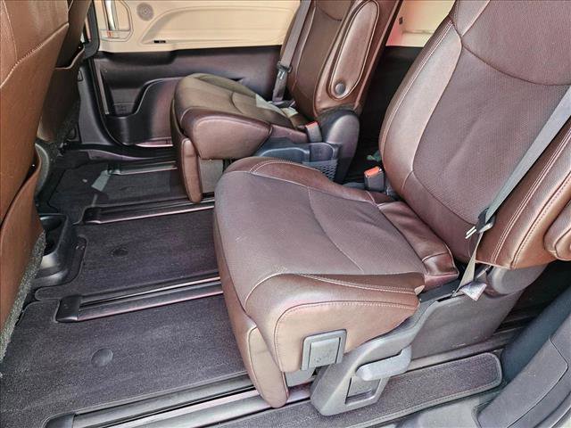 Used 2024 Toyota Sienna Platinum FWD image 17