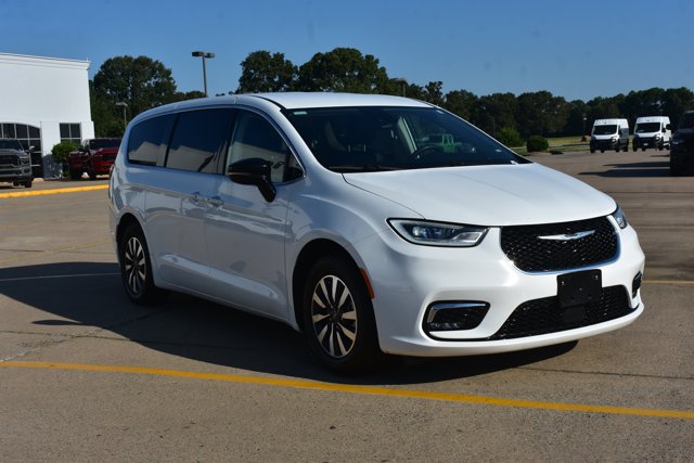 Used 2024 Chrysler Pacifica Limited FWD image 3