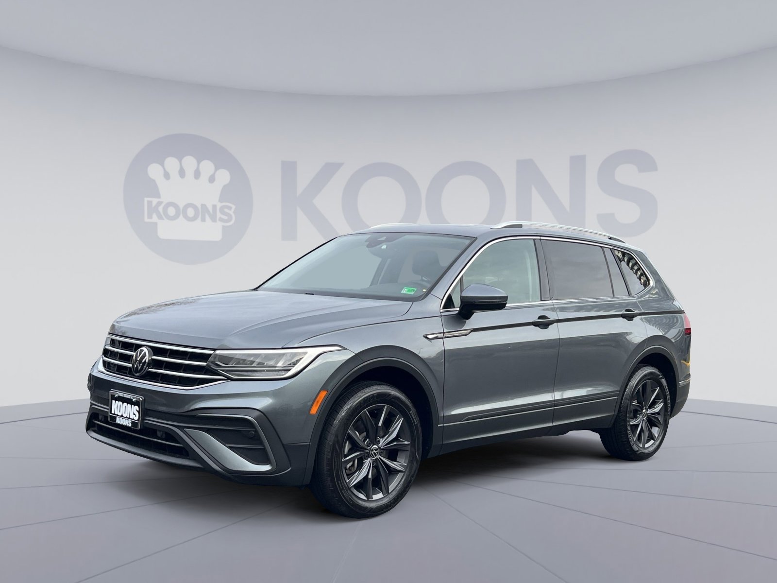 Used 2022 Volkswagen Tiguan SE w/ Panoramic Sunroof Package image 1