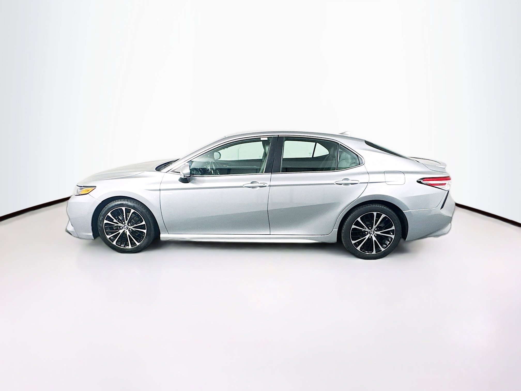 Used 2020 Toyota Camry SE FWD image 4