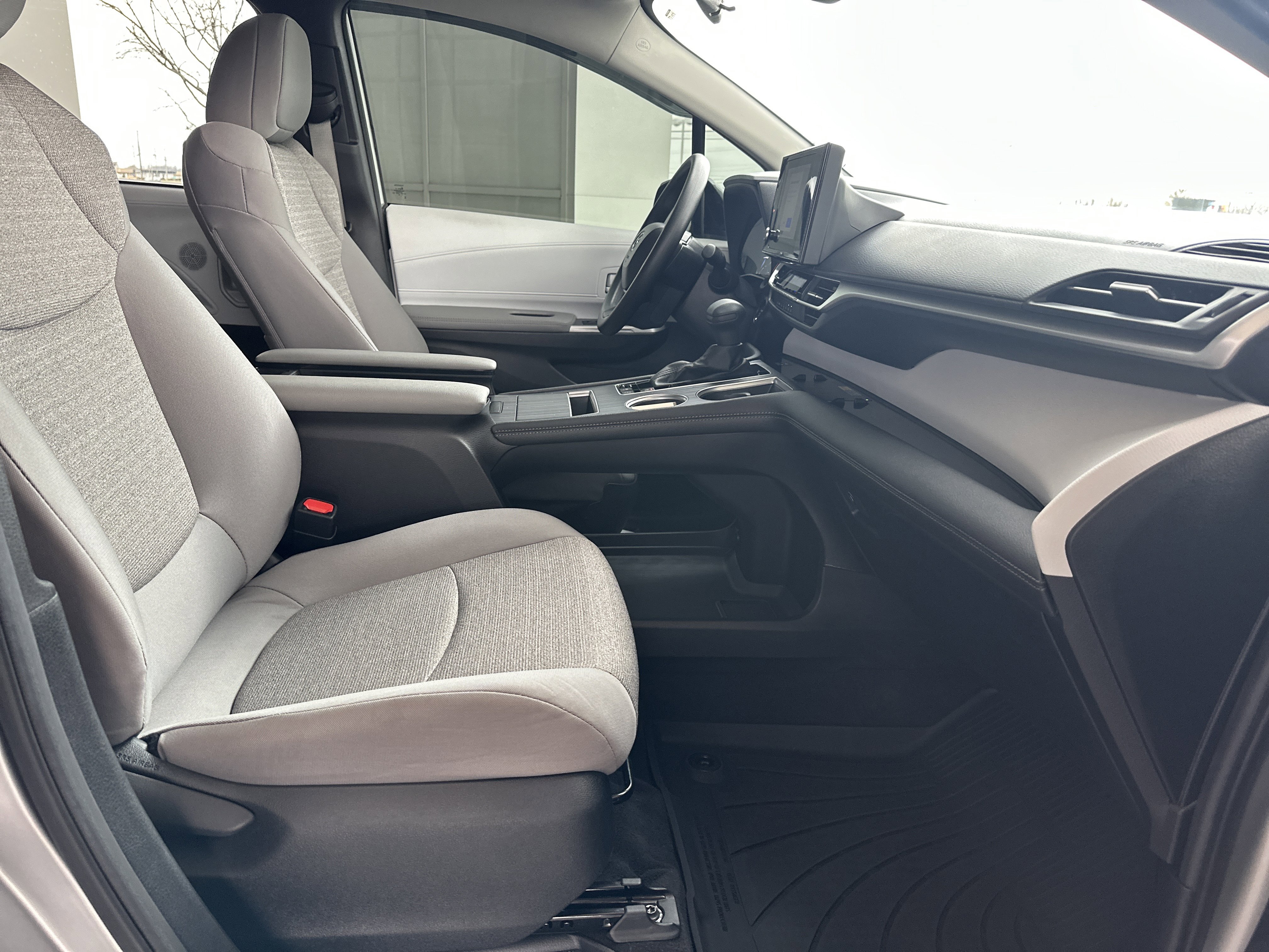 Used 2025 Toyota Sienna LE image 13