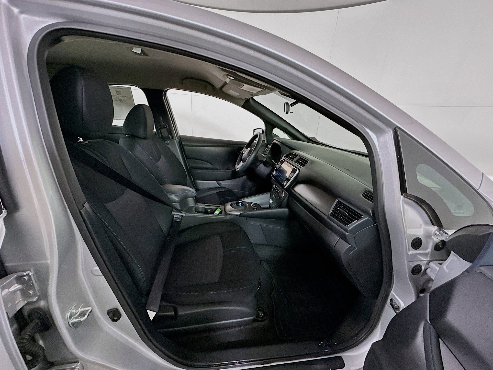 Used 2025 Nissan Leaf S image 31