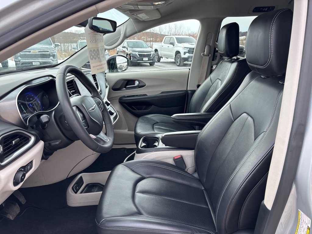 Used 2024 Chrysler Pacifica Touring-L image 10