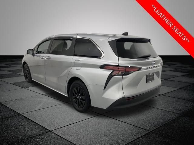 Certified 2022 Toyota Sienna XLE image 4
