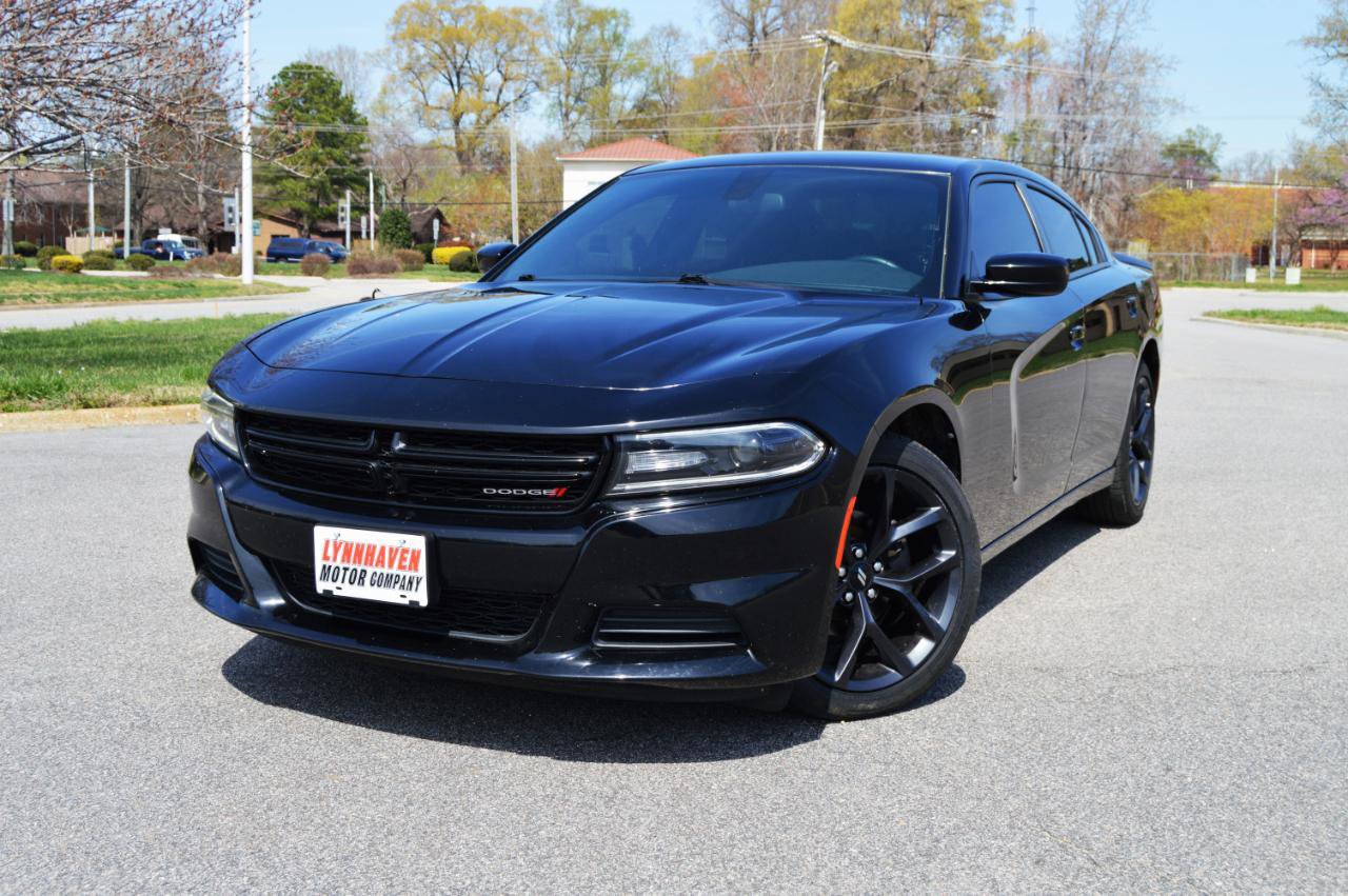 Used 2019 Dodge Charger SXT w/ Blacktop Package RWD image 3