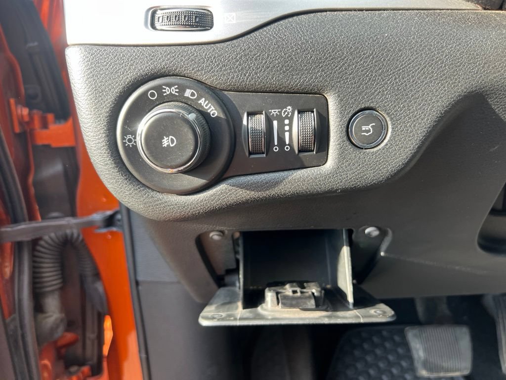 Used 2015 Jeep Cherokee Trailhawk w/ Comfort/Convenience Group AWD/4WD image 10