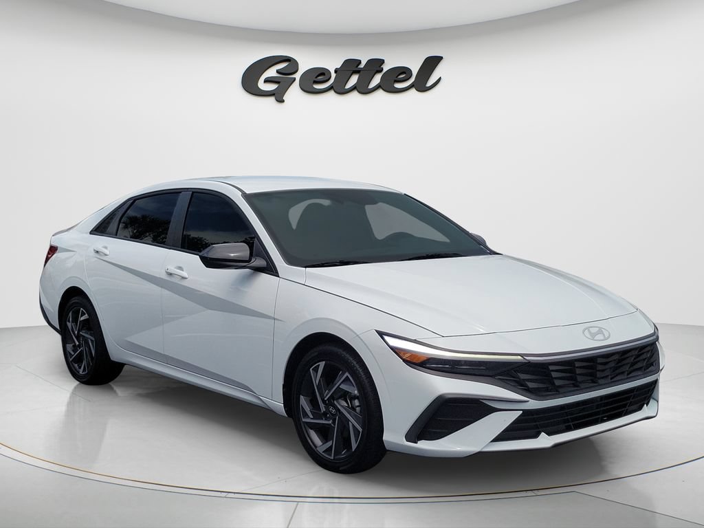 Certified 2025 Hyundai Elantra SEL FWD image 3