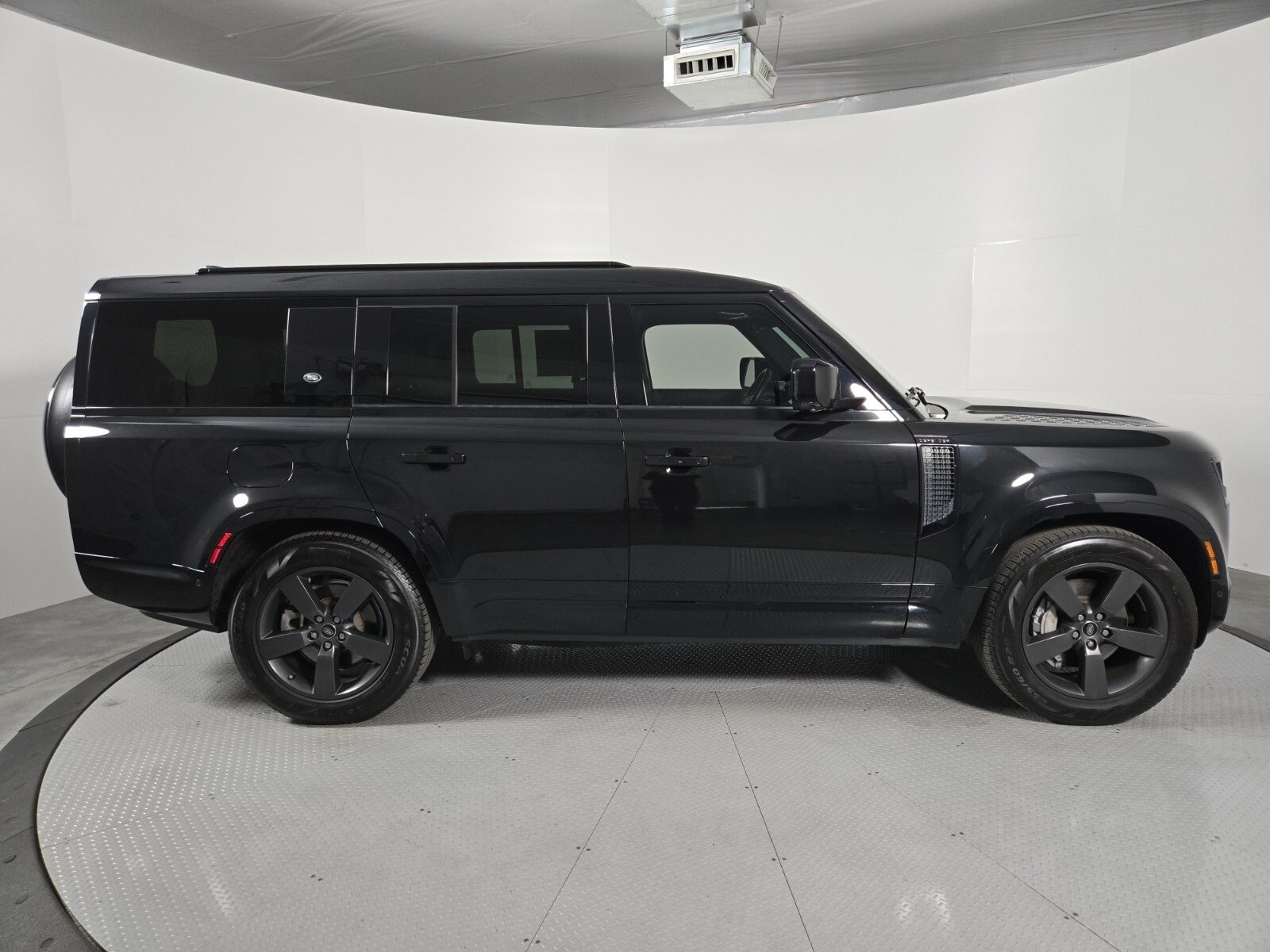 Used 2023 Land Rover Defender 130 X-Dynamic SE image 4