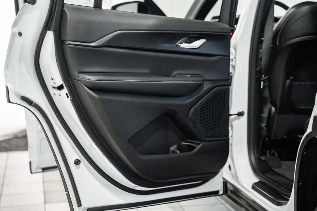 New 2025 Jeep Grand Cherokee L Altitude image 37