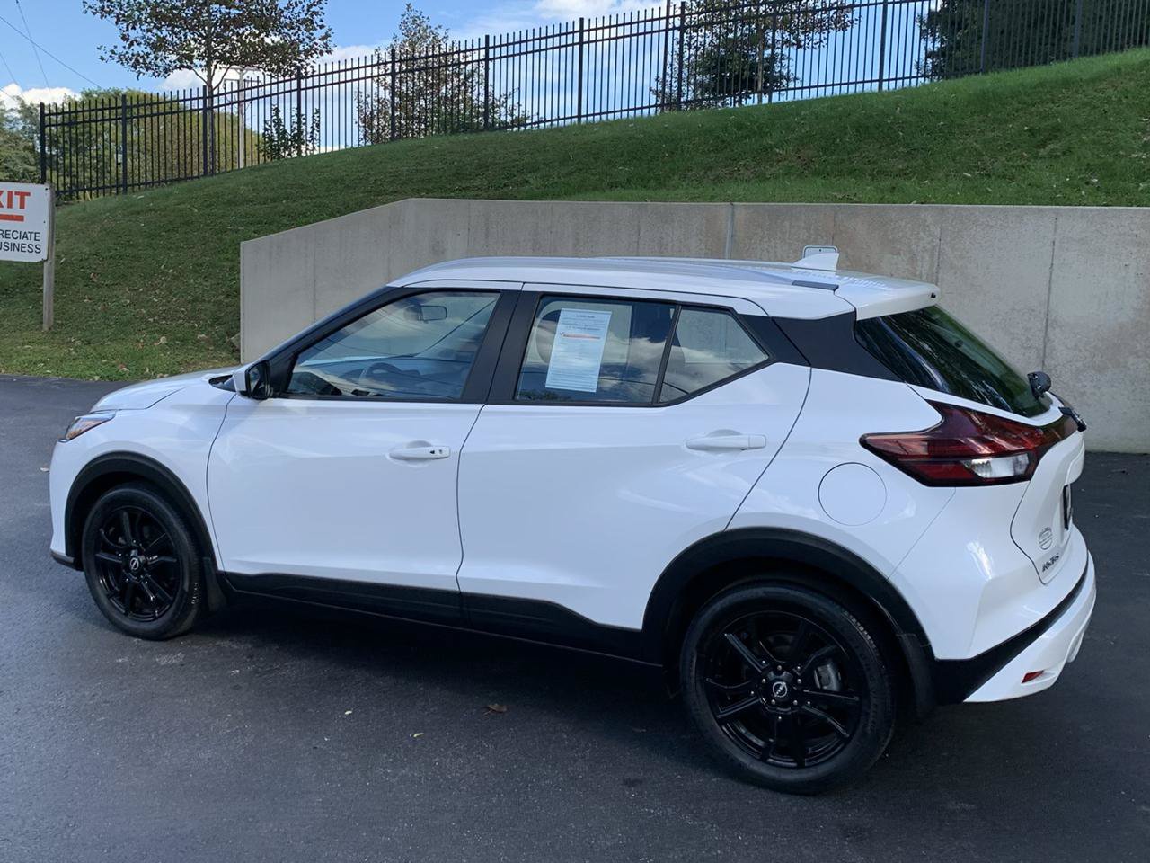 Used 2023 Nissan Kicks SV FWD image 3