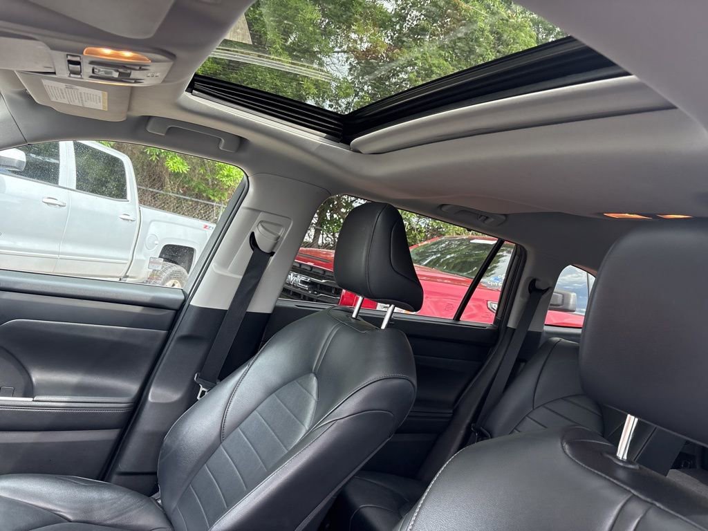 Used 2020 Toyota Highlander XLE FWD image 17