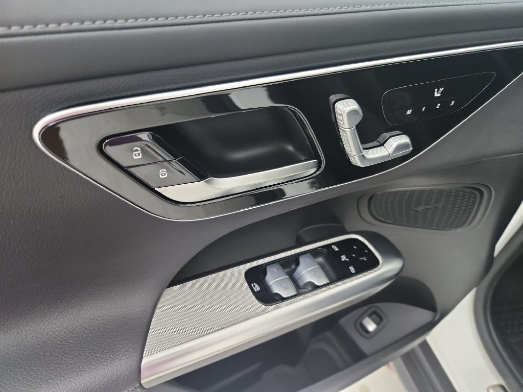 Used 2025 Mercedes-Benz GLC 300 4MATIC image 23