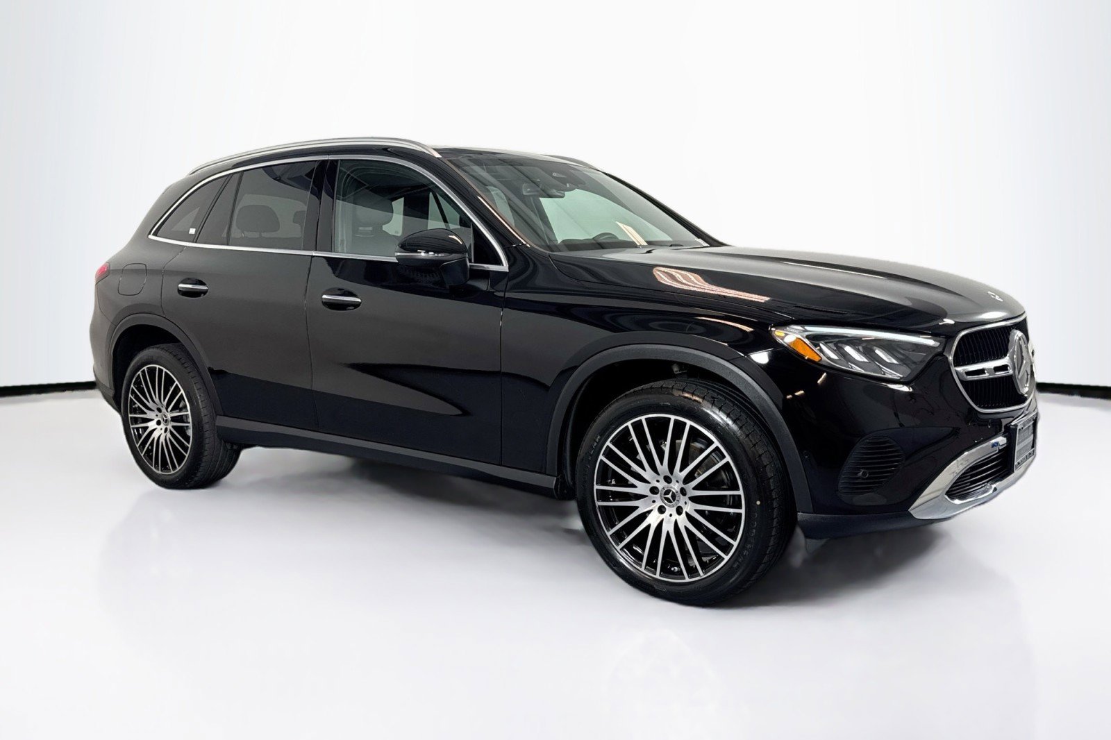 Used 2024 Mercedes-Benz GLC 300 4MATIC image 3