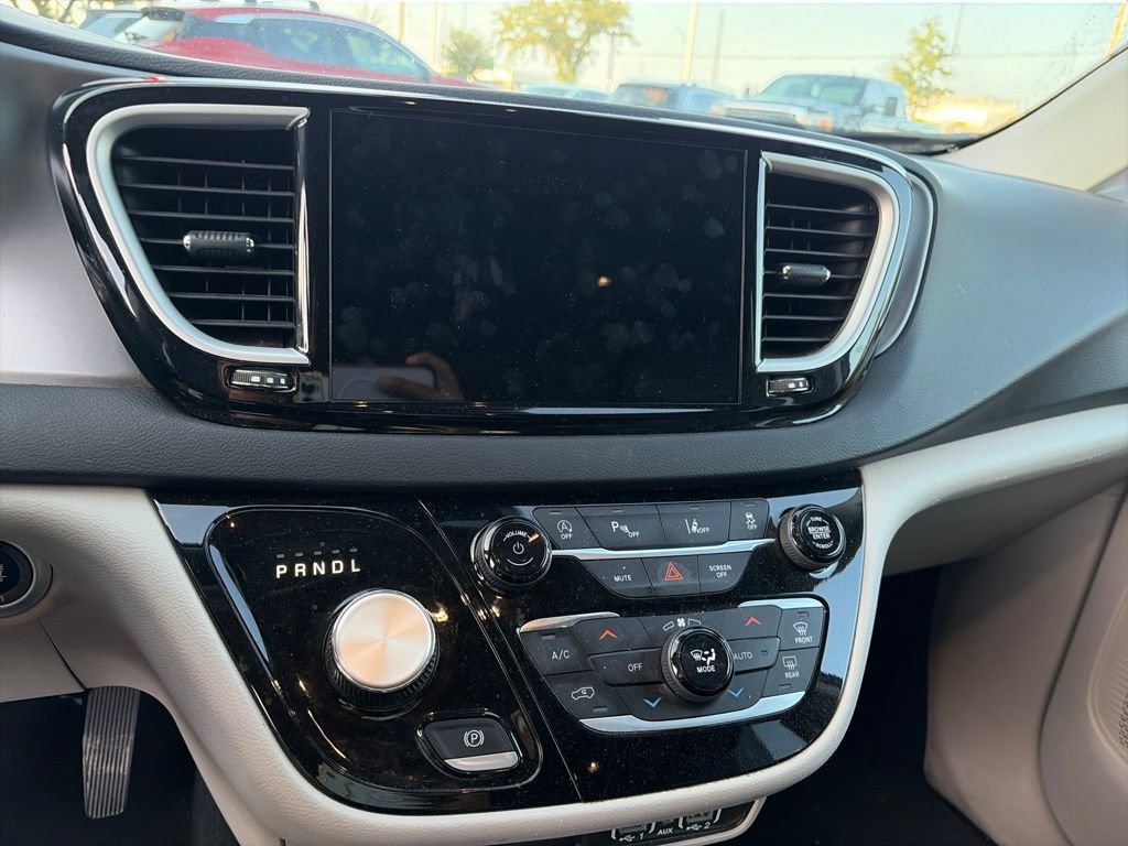 Used 2023 Chrysler Pacifica Touring-L FWD image 11