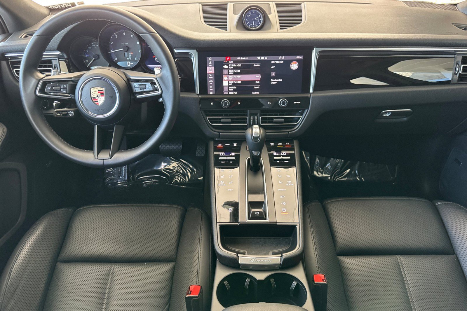 Certified 2024 Porsche Macan image 6