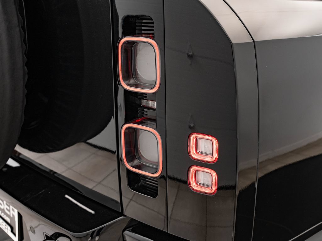 Used 2025 Land Rover Defender 130 V8 AWD/4WD image 9