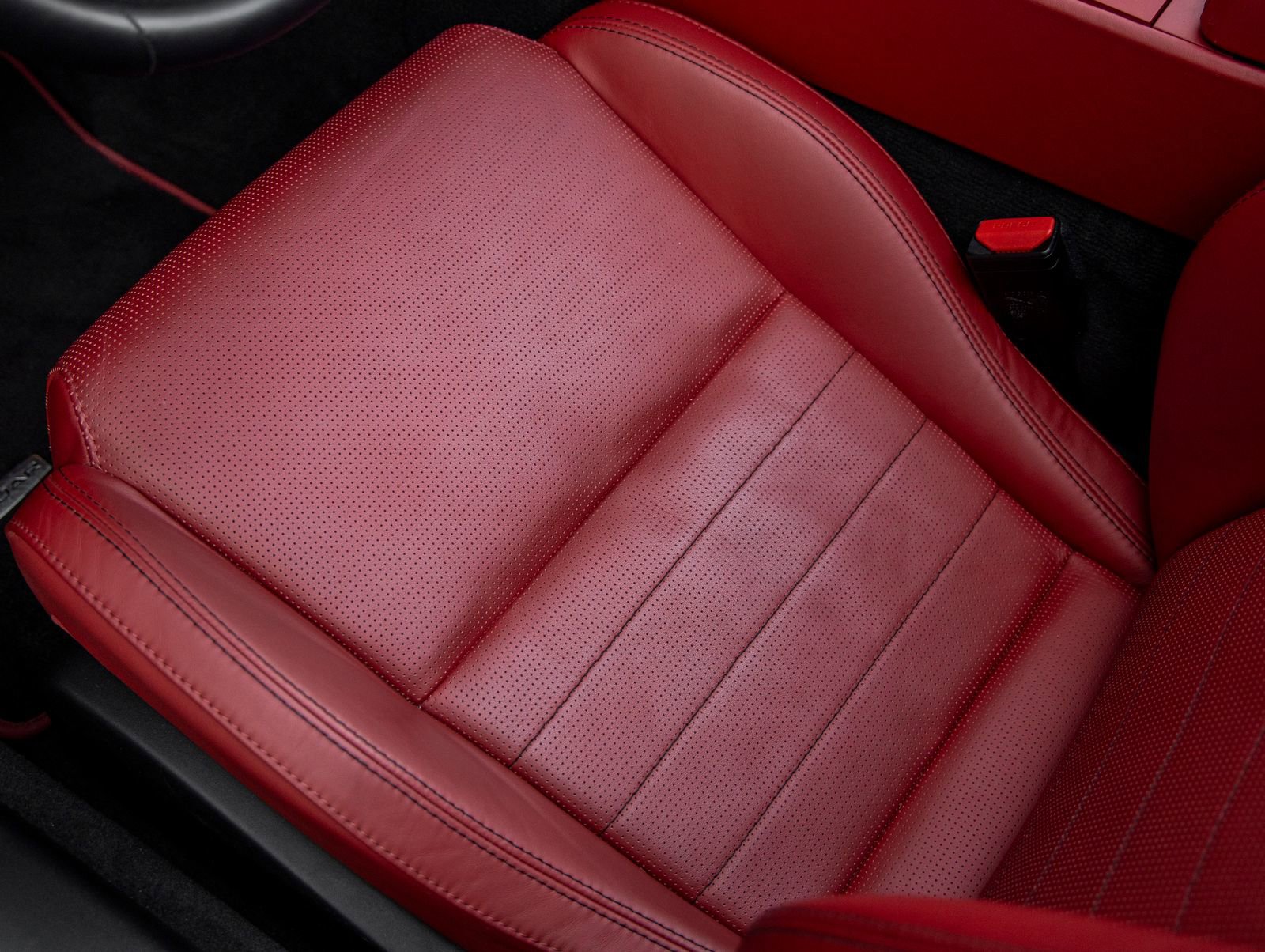 Used 2018 Jaguar F-TYPE R image 24