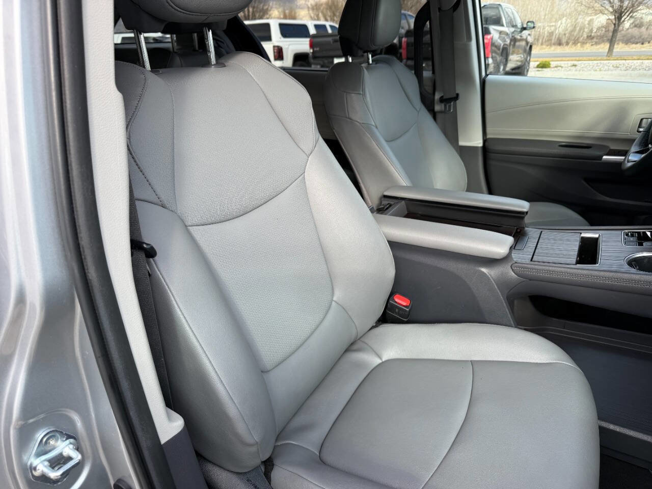 Used 2023 Toyota Sienna XLE image 28