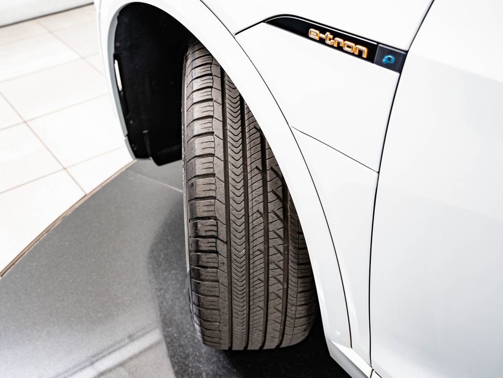 Used 2022 Audi e-tron Premium Plus w/ Premium Plus Package image 48