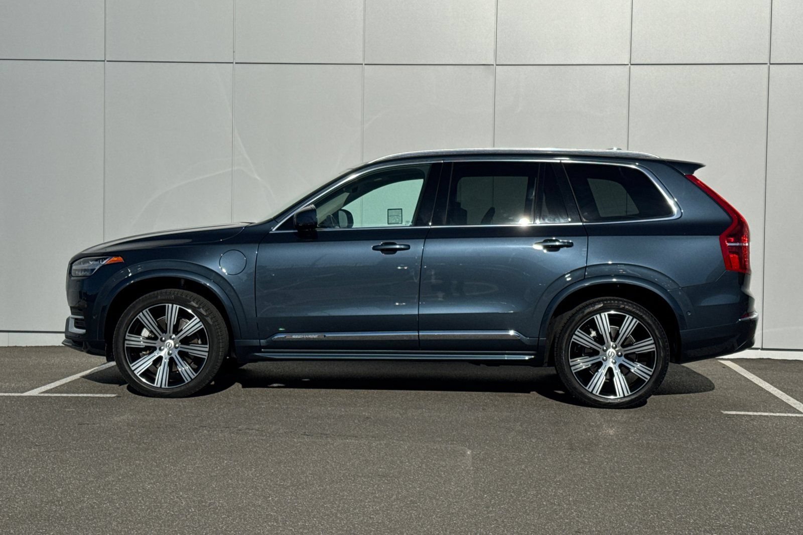 Used 2023 Volvo XC90 T8 Plus w/ Protection Package Premier AWD/4WD image 2