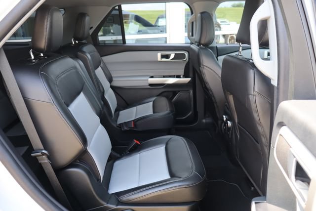 Used 2023 Ford Explorer XLT w/ Equipment Group 202A AWD/4WD image 32