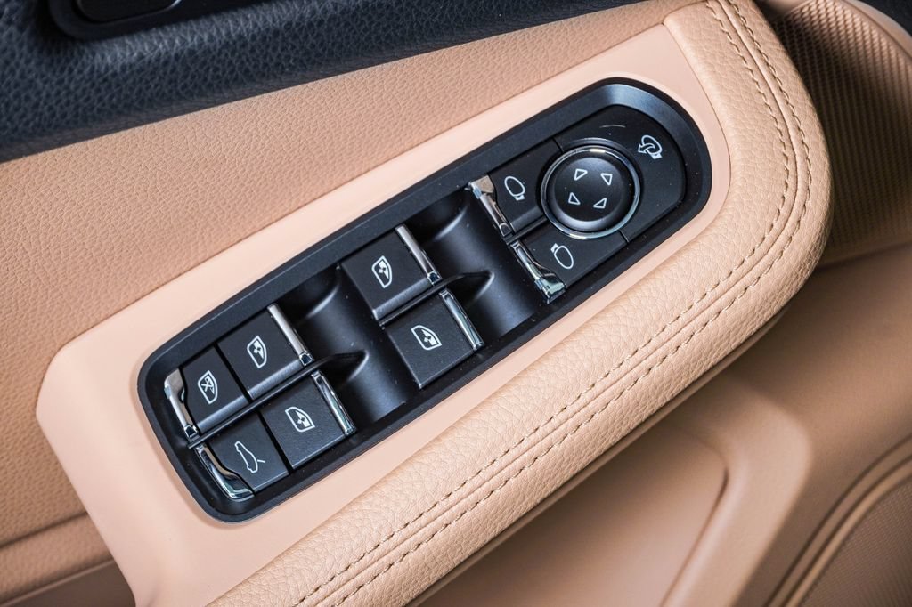 Certified 2023 Porsche Macan S AWD/4WD image 26