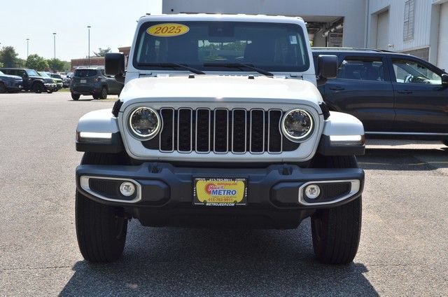 Used 2025 Jeep Wrangler Unlimited Sahara AWD/4WD image 3